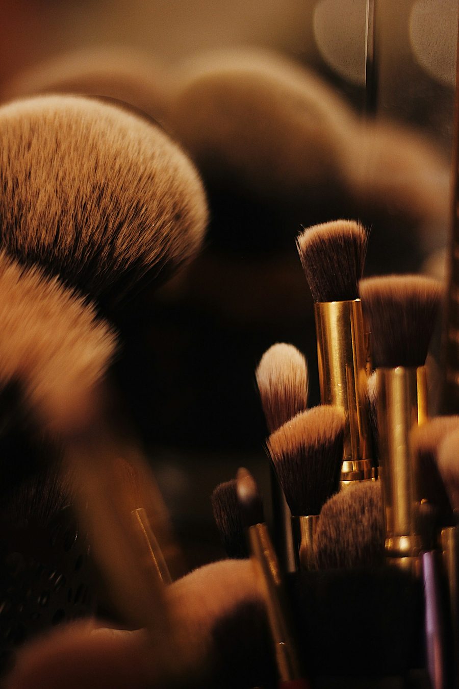 Pennello da trucco in luce calda — fotografia d'atmosfera