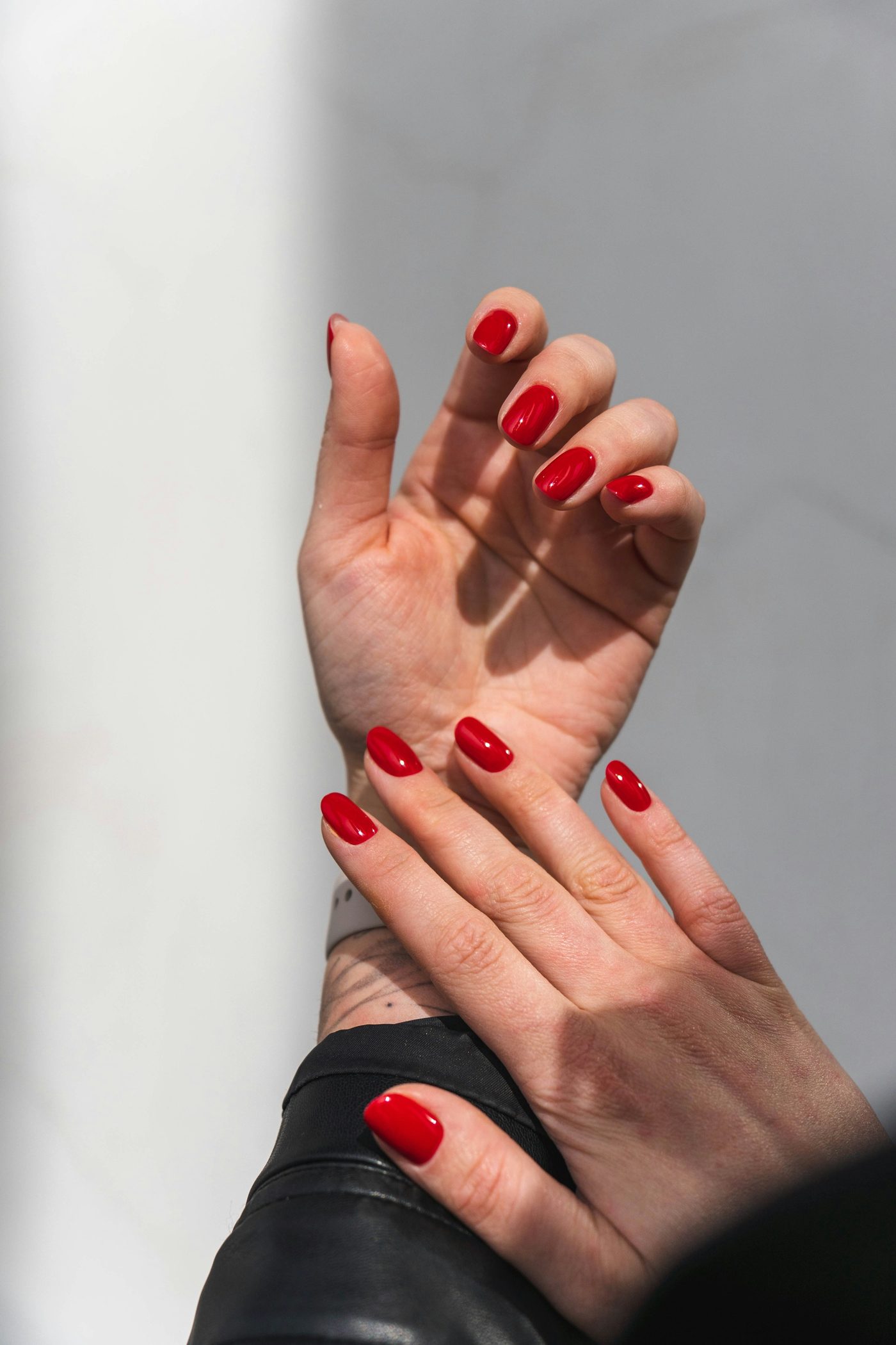 Unghie rosse in primo piano — fotografia d'atmosfera