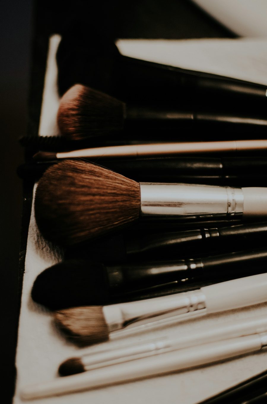 Set di pennelli da trucco in fila — fotografia d'atmosfera