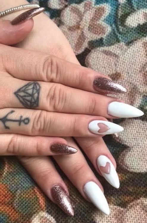 Unghie a mandorla con glitter oro rosa e accento bianco a cuore