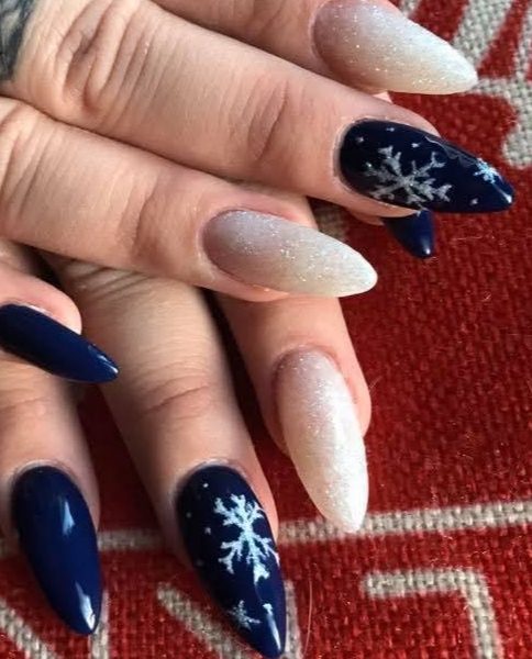 Unghie blu notte con fiocchi di neve dipinti e glitter bianco sfumato