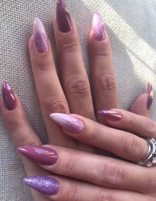 Unghie viola sfumate con glitter e cromature rosa