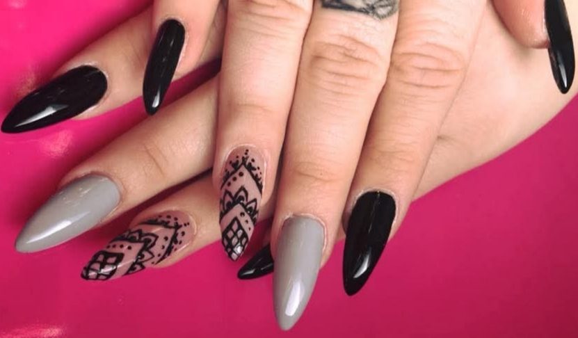 Unghie nere e grigie con decoro a mandala disegnato a mano