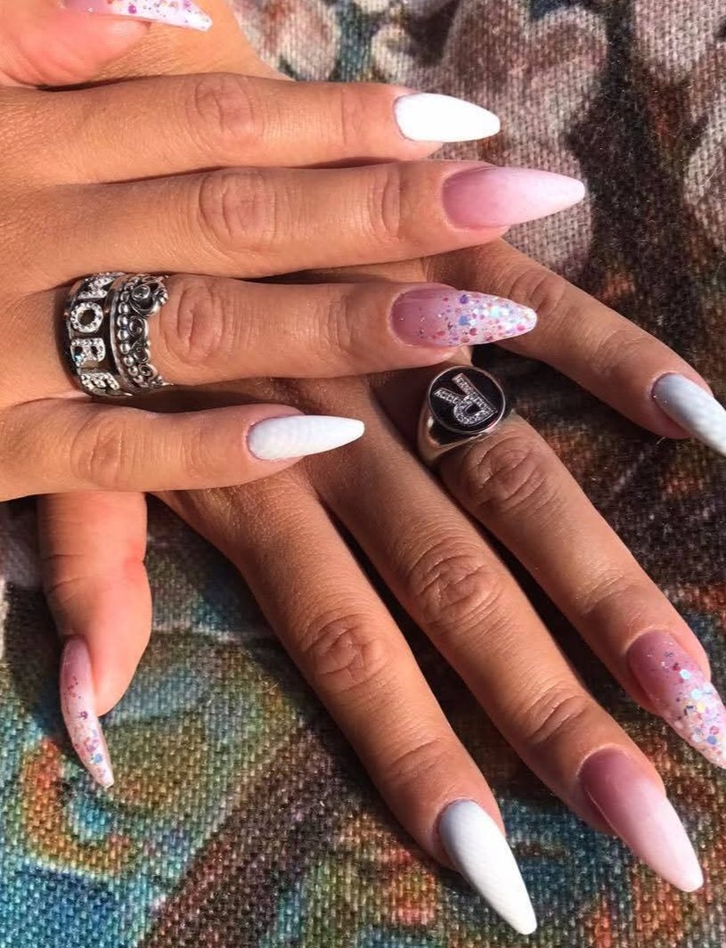 Unghie bianche e rosa con glitter sfumato