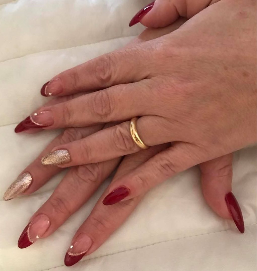 Smalto rosso con punta glitterata dorata
