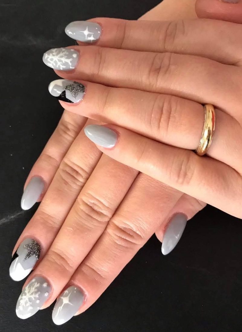 Unghie grigie con stelle e fiocchi di neve glitterati