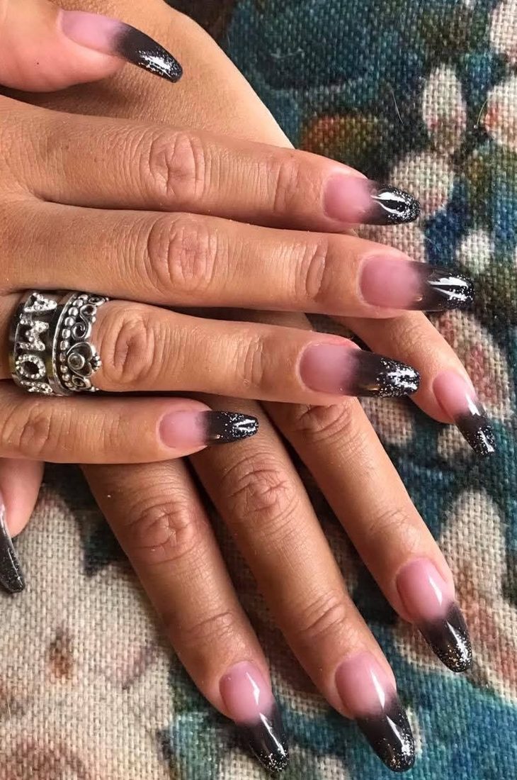Unghie sfumate nude e nero con punta glitterata