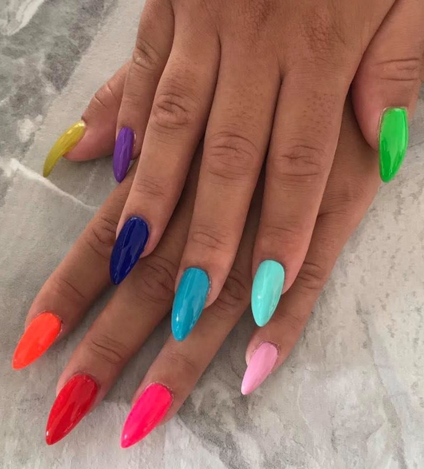 Unghie multicolore arcobaleno, un colore diverso per dito