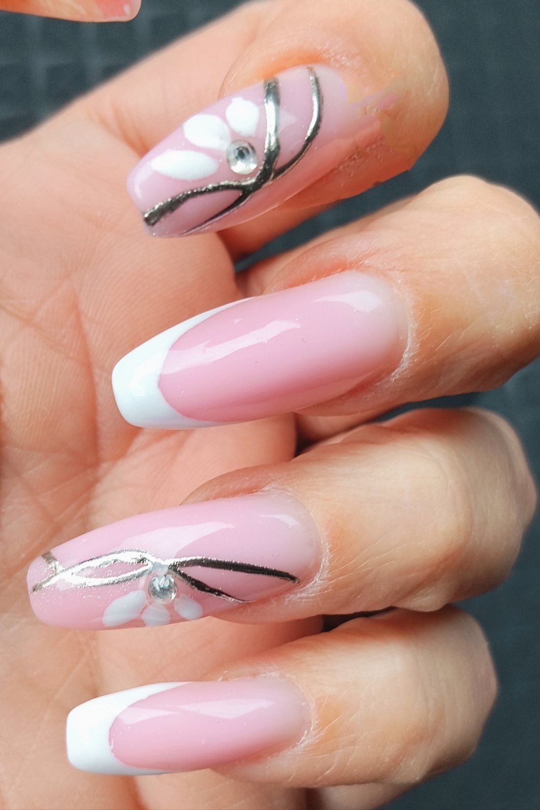 Quattro unghie ricostruite da Victoria, french rosa e bianco con nail art in filo argento e strass